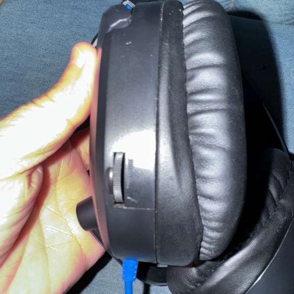 Black On-Ear Headphones - Picture 6 of 8